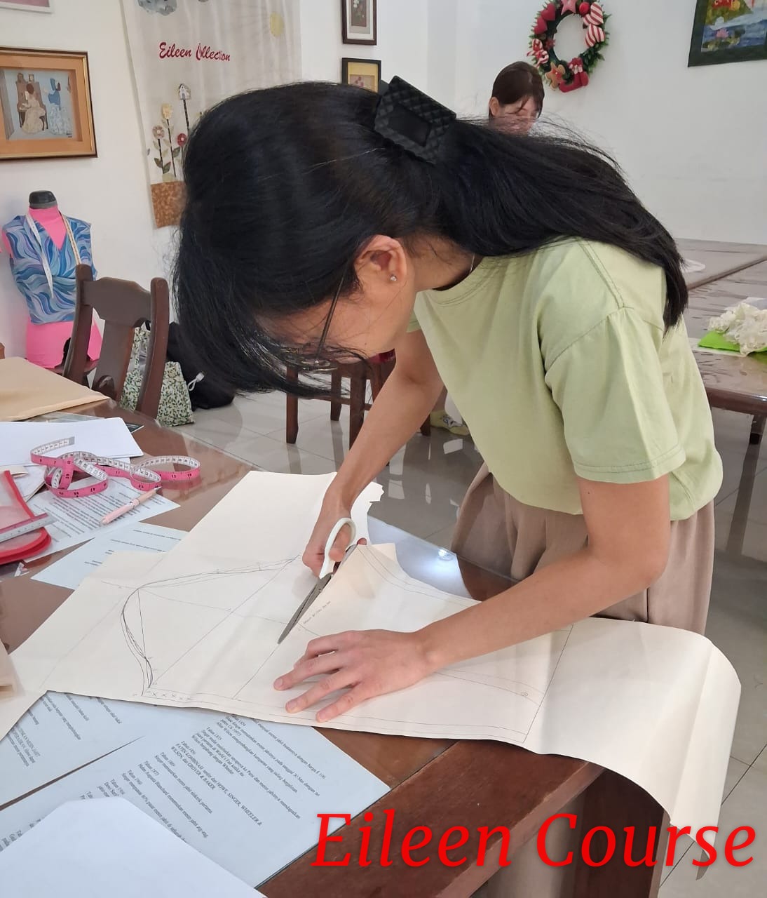 Kegiatan belajar menjahit di Eileen Course