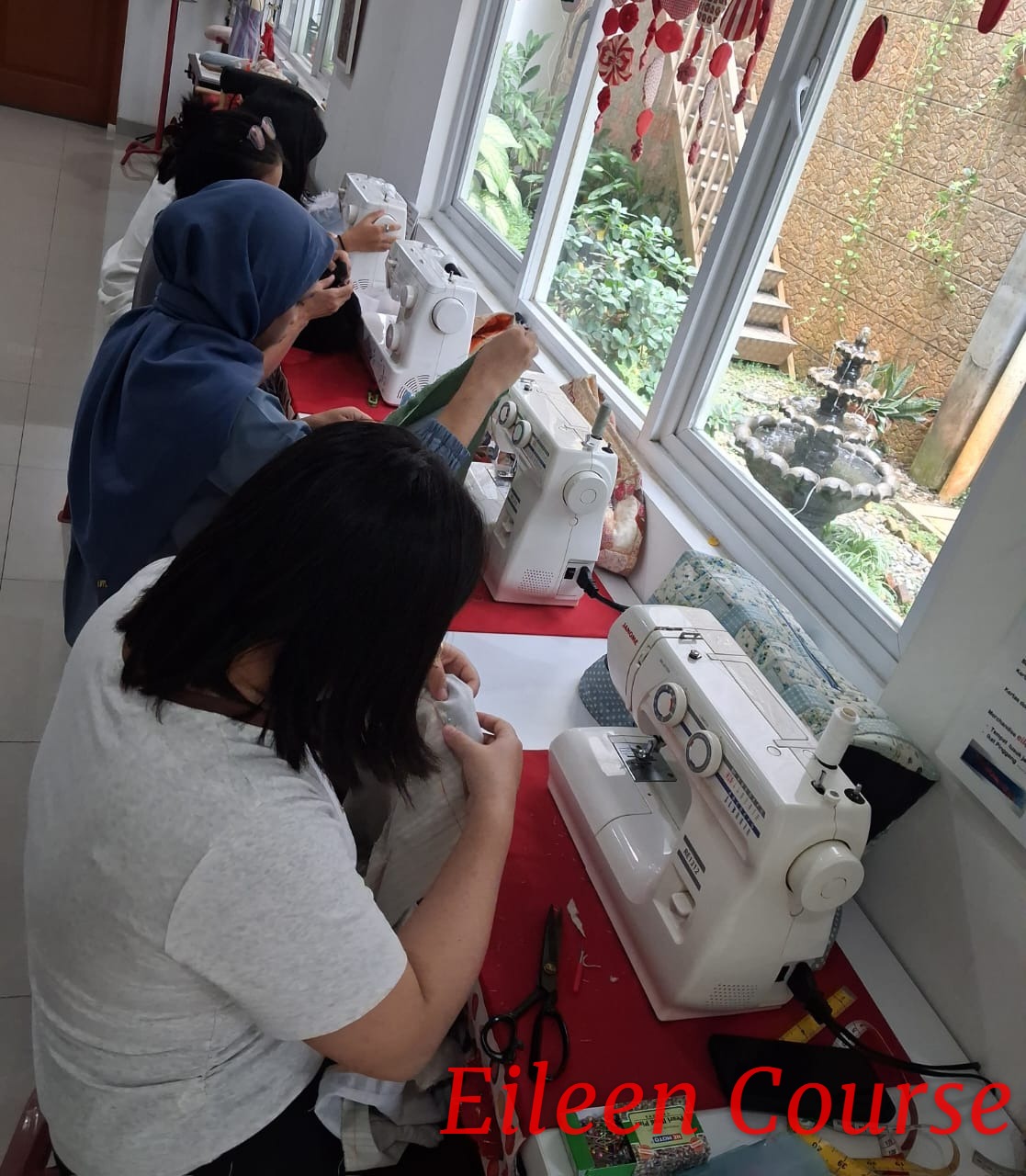 Kegiatan belajar menjahit di Eileen Course
