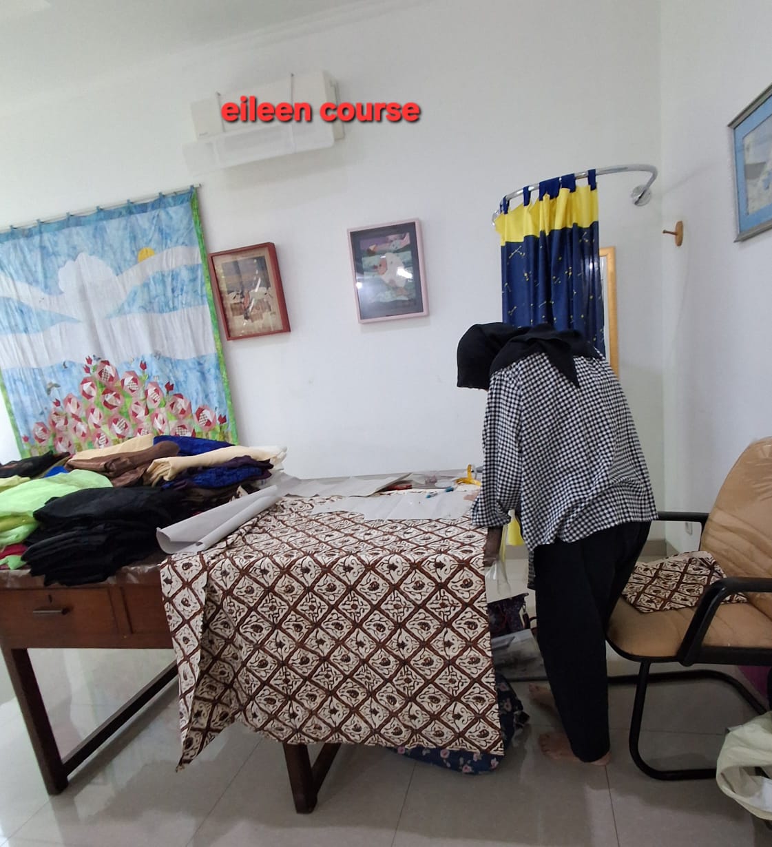 Kegiatan belajar menjahit di Eileen Course