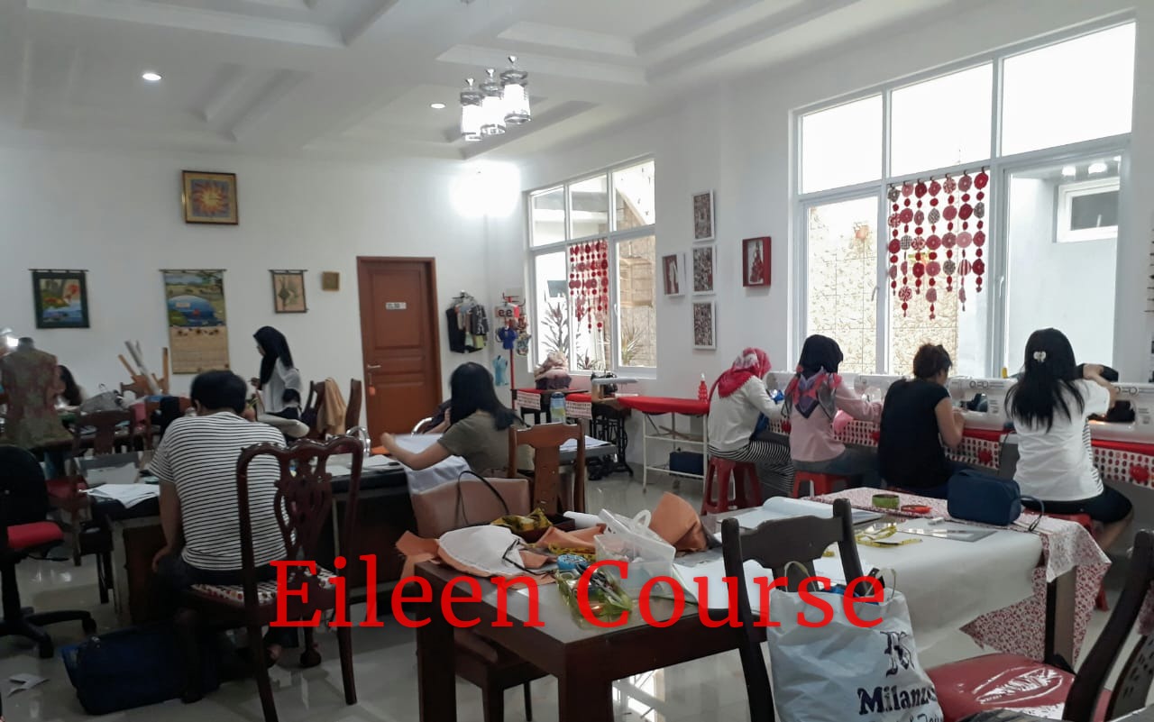 Kegiatan belajar menjahit di Eileen Course